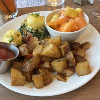 Bear Branch Tavern - Garden eggs Benedict - New American Near Me - Vienna, Virginia