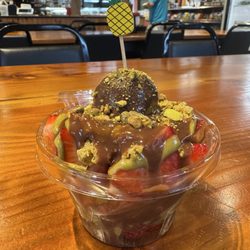 Bousquet’s Fruit Bouquets - Dubai chocolate strawberry cup (small)