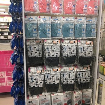 Daiso - 09/04/21. Kitchen gloves, very popular item in my opinion. It's hard to find the large size. - Discount Store Near Me - San Gabriel, California