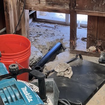Shugarman's Bath - a pile of tools on the floor - General Contractors Near Me - San Diego, California Shugarman's Bath - a pile of tools on the floor - General Contractors Near Me - San Diego, California