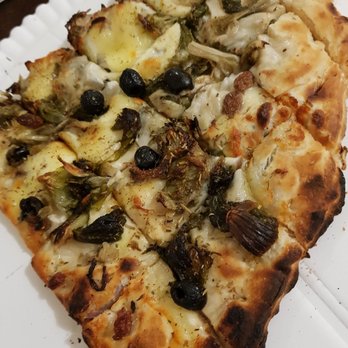 Quelli CHE ...la Pizza - Triangolo di pizza con scarole, acciughe e olive nere - Pizza Near Me - Modena, Missouri Quelli CHE ...la Pizza - Triangolo di pizza con scarole, acciughe e olive nere - Pizza Near Me - Modena, Missouri