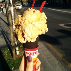 Regma - Cono de chocolate con helado de crema tostada (2,50€)