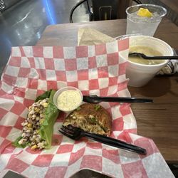 Little Fin Seafood Shack - Crabcake and clam chowder