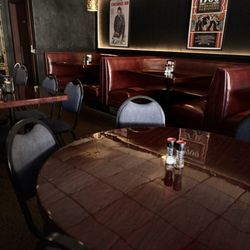 Mia's - Inside