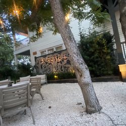 The Roost Ocean Springs - Lots of seating in courtyard