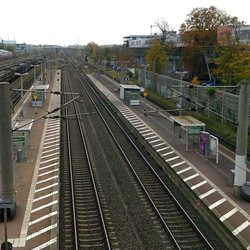 Bahnhof Fallersleben - Blick von der Fußgängerbrücke auf die Bahnsteige .