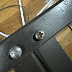 Elite Repeat - Two mismatched screws to hold floating frame in place