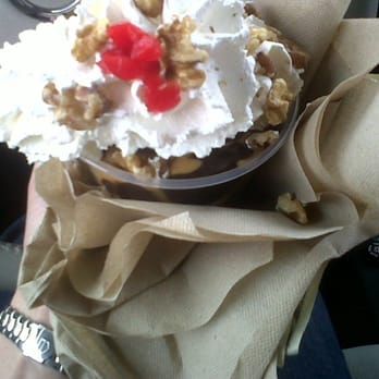 Kurver Kreme - massive amount of topping.. not my kind of thing. - Ice Cream & Frozen Yogurt Near Me - Albany, New York