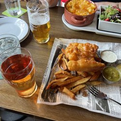 The Queen Vic - Fish n churps and sheppie pie