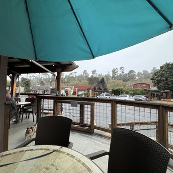 Cambria Mimosas - Dog friendly outdoor patio - American Near Me - Cambria, California