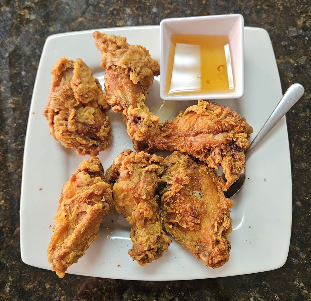 Zap Pho & Wings Logo