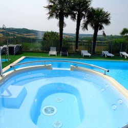 Domlaine le Castagné - piscine avec bain bouillonnant le castagné auch gers