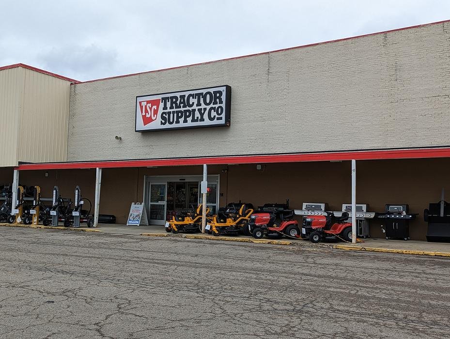 TRACTOR SUPPLY Updated September 2024 28 Hocking Mall, Logan, Ohio Livestock Feed & Supply