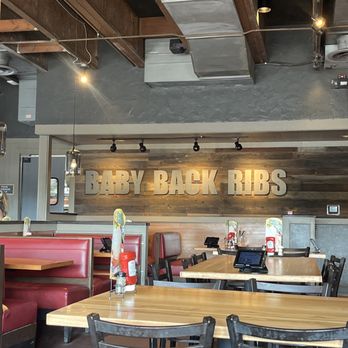 Chili's - the inside of a restaurant - American Near Me - Greenville, Texas