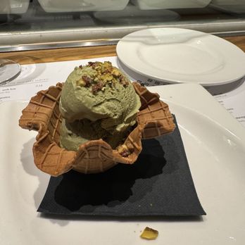 Vinitus - Dessert- pistachio ice cream with honey roasted pistachio toppings - Tapas Bars Near Me - Barcelona, B