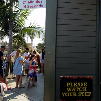 Phil's BBQ - If you see the sign, you just have to wait 21 minutes more! - Barbeque Near Me - San Diego, California