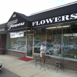 Simply Beautiful Flowers - Front of the shop, view looking northwest.