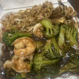 Pork fried rice with shrimp and broccoli combination has no flavor Pork fried rice with shrimp and broccoli combination has no flavor