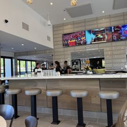 Sunshine Breakfast Bar - Breakfast bar, high top with TVs