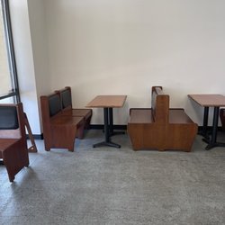 Louie Wingz and Catfish - Seating
