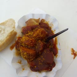 Brutzelhütte - Currywurst mit Brötchen
