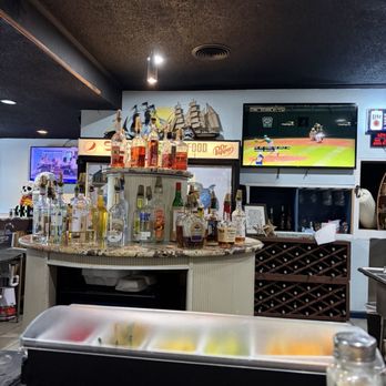 Strickland’s Seafood Restaurant - Bar area - Seafood Near Me - Paducah, Kentucky