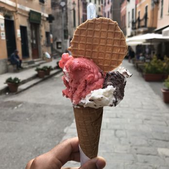 Gelateria Vernazza - Strawberry and Coconut Gelato - Gelato Near Me - Vernazza, SP Gelateria Vernazza - Strawberry and Coconut Gelato - Gelato Near Me - Vernazza, SP