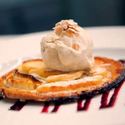 Petit Comité - Tarta fina de manzana tibia con helado de vainilla