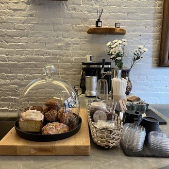 Enly - Pastry display & utensils - Coffee & Tea Near Me - New York, New York Enly - Pastry display & utensils - Coffee & Tea Near Me - New York, New York