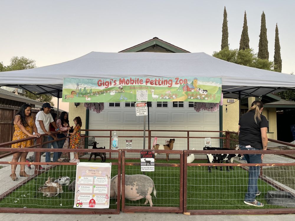 Gigi's Mobile Petting Zoo Logo