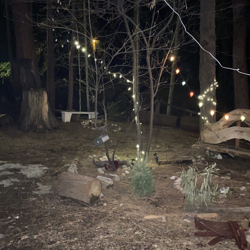 Arrowhead Tree Top Lodge - Backyard well lit - Hotels Near Me - Lake Arrowhead, California