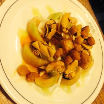 Taberna de Vigo - Ensalada de tomate con cebolla tierna y mejillones en escabeche - Tapas Bars Near Me - Barcelona, B Taberna de Vigo - Ensalada de tomate con cebolla tierna y mejillones en escabeche - Tapas Bars Near Me - Barcelona, B