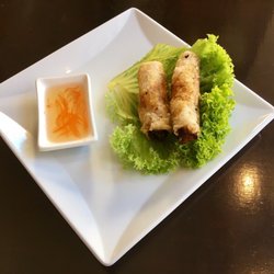 Non La - Knusprige Reispapierrollen mit Hackfleisch und Glasnudeln, dazu Zitronensauce