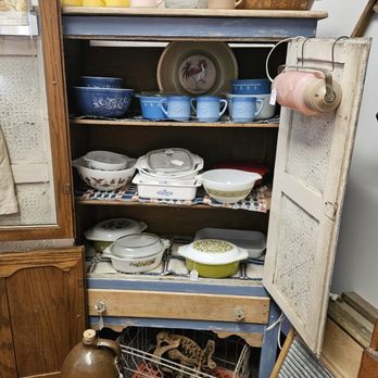 Robbins Nest Primitives and Antiques - Antiques Near Me - Vinton, Virginia Robbins Nest Primitives and Antiques - Antiques Near Me - Vinton, Virginia
