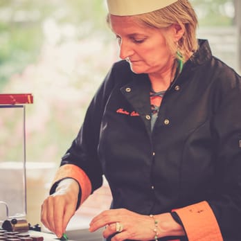 Castan Chocolatier - Mme Castan à l'œuvre. En atelier ou en production, la précision est toujours de mise - Chocolatiers & Shops Near Me - Toulouse, 31 Castan Chocolatier - Mme Castan à l'œuvre. En atelier ou en production, la précision est toujours de mise - Chocolatiers & Shops Near Me - Toulouse, 31