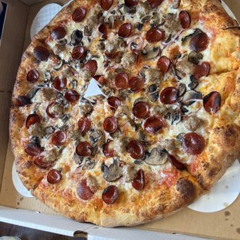 Williamsburg Pizza - Pepperoni, Italian sausage, mushrooms and red onion round Brooklyn style - Pizza Near Me - Omaha, Nebraska