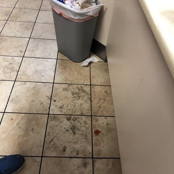Baskin-Robbins - Trash overflow and floor is dirty - Ice Cream & Frozen Yogurt Near Me - Shreveport, Louisiana