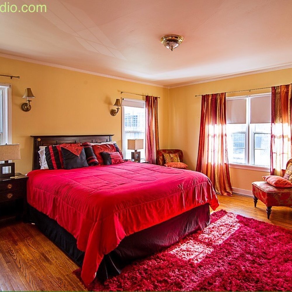 Cinema Suites Bed and Breakfast - Beautiful red room - Bed & Breakfast Near Me - Los Angeles, California