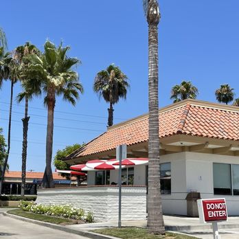 In-N-Out Burger - ows a palm tree in front of a restaurant - Burgers Near Me - Long Beach, California In-N-Out Burger - ows a palm tree in front of a restaurant - Burgers Near Me - Long Beach, California