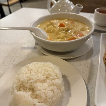 Salaya Plant-Based Kitchen - Yellow Curry - Thai Near Me - Los Angeles, California Salaya Plant-Based Kitchen - Yellow Curry - Thai Near Me - Los Angeles, California