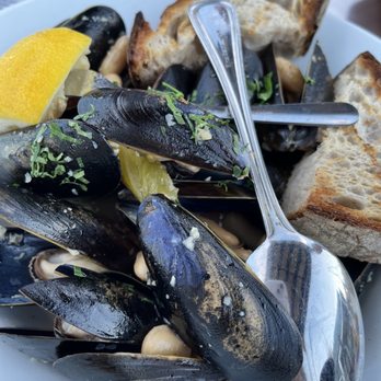 Pier 115 - Prince Edward Island Mussels - Sports Bars Near Me - Edgewater, New Jersey