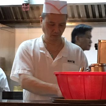 添好運 - The master at work - with a heavy green jade - for luck. ;) - Dim Sum Near Me - Hong Kong, HK