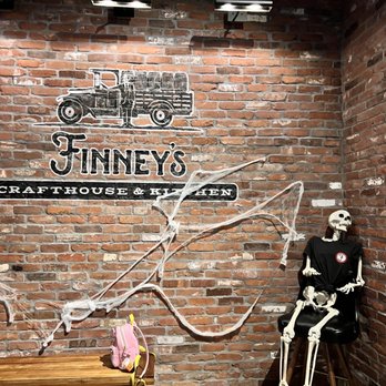 FINNEYS CRAFTHOUSE - PORTER RANCH - Updated September 2025 - 1470 ...