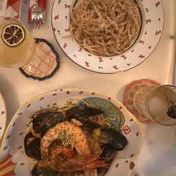 Seafood pasta, cacio e Pepe, drinks Seafood pasta, cacio e Pepe, drinks