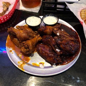 Pluckers Wing Bar - Grapevine - Buffalo Hot and Maple Chipotle - Chicken Wings Near Me - Grapevine, Texas
