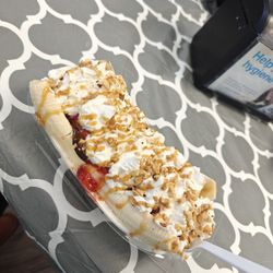 Icy King - Banana split sundae.