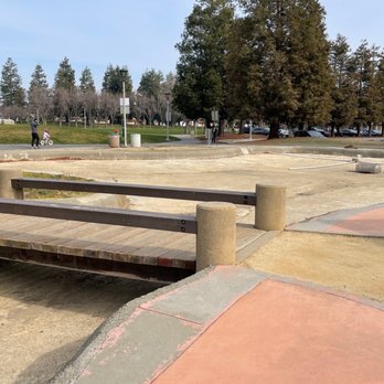 Memorial Park - There's no water on the pool (or pond). That's so weird. - Parks Near Me - Cupertino, California