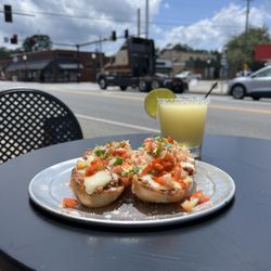 Kings Latin Cuisine - Pan tostado and salsa fresca & frozen margarita