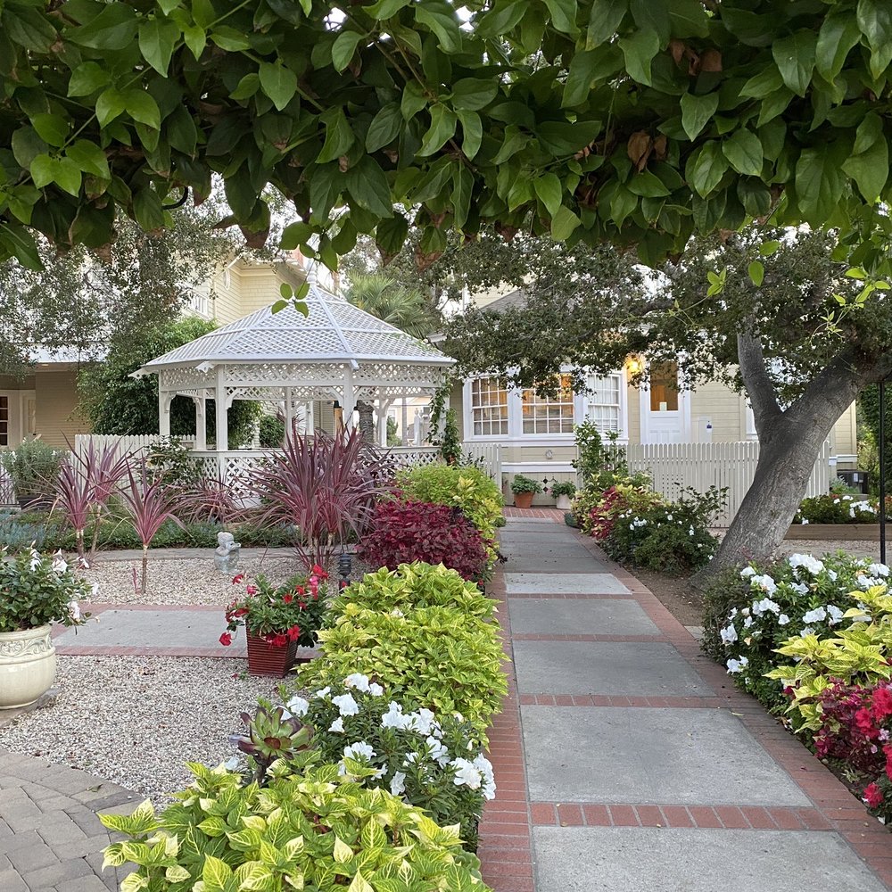 Cheshire Cat Inn - Backyard and breakfast area - Bed & Breakfast Near Me - Santa Barbara, California