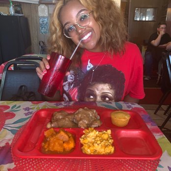 Bully's Restaurant - me n smothered oxtails - Barbeque Near Me - Jackson, Mississippi